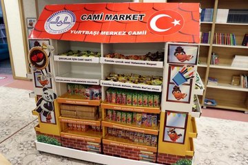 İmamdan çocukların camiye gelmesini teşvik için paranın geçmediği "seyyar market"