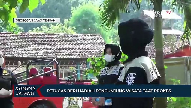 Petugas Beri Hadiah Pengunjung Wisata Taat Prokes
