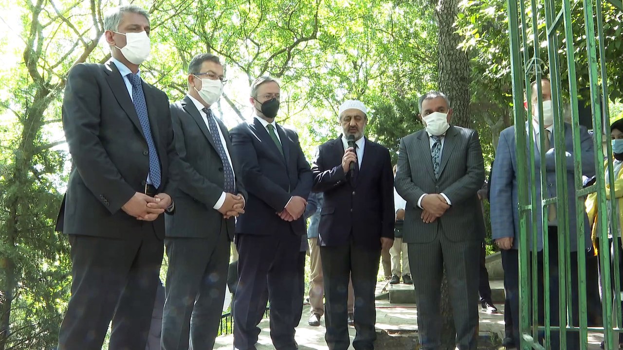 İSTANBUL - Necip Fazıl Kısakürek mezarı başında anıldı