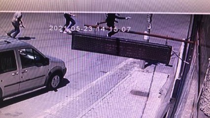 ESENYURT'TA KAVGAYI AYIRMAYA ÇALIŞAN KİŞİ BACAĞINDAN VURULDU