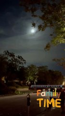 Laeticia Hallyday, Jade, son petit-ami Michael Sean et Joy profitent d'une balade nocturne dans le quartier de Pacific Palisades à Los Angeles, le 25 mai 2021.