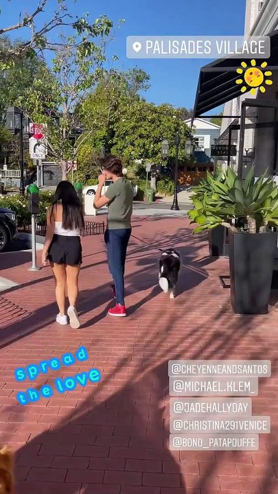 Laeticia Hallyday fait une balade avec Jade, son petit-ami Michael Sean et Joy, dans les rues de Palisades Village à Los Angeles, le mardi 25 mai 2021.