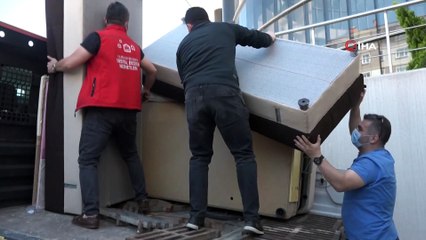 Aylardır bodrum katında rutubetli evde oturan kadın ve kızı artık ferah bir evde oturacak