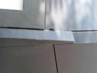 İnegöl'de bir binanın dış kaplamasına sıkışan güvercin kurtarıldı