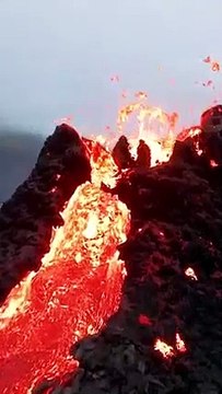 Drone capta imagens incríveis de vulcão em erupção na Islândia