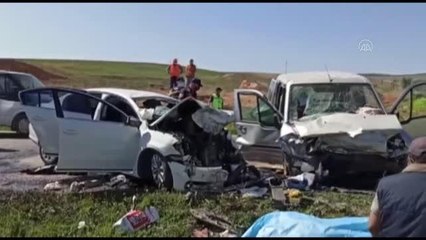 Hafif ticari araç ile otomobil çarpıştı: 3 ölü, 8 yaralı