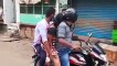 Índia: Sem ambulância, filho tem de transportar corpo da mãe de mota