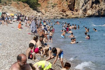 Konyaaltı sahili doldu