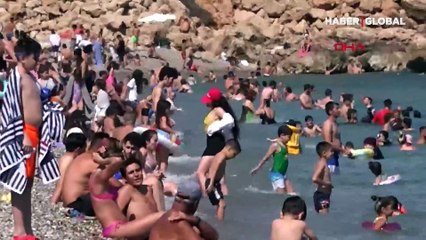 Konyaaltı sahili tıklım tıklım doldu