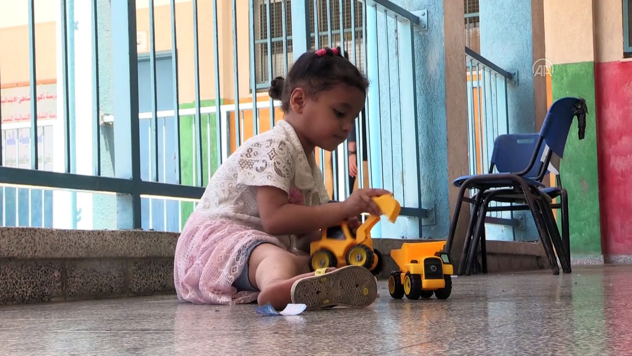 GAZZE - İsrail saldırılarında evleri yıkılan veya hasar gören Filistinliler sığındıkları okullarda kalmaya devam ediyor