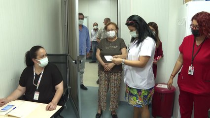 İzmir'deki hastanelerde BioNTech aşı uygulama merkezi sayısı artırıldı