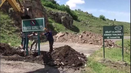 Kars Barajı suları altında kalan Kars-Boğazköy kara yoluna "trafiğe kapalıdır" levhaları konuldu