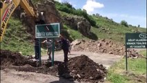 Kars Barajı suları altında kalan Kars-Boğazköy kara yoluna 'trafiğe kapalıdır' levhaları konuldu