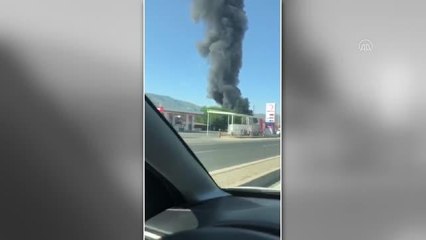 Soğuk hava deposunda çıkan yangında 2 kişi dumandan etkilendi