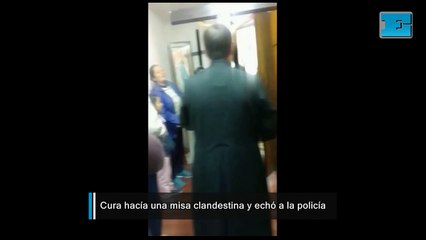 Con cruz en nano un cura echó a policías de una misa clandestina: "Fuera de la casa de Dios”