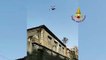 Giardiniere resta incastrato su palma, salvato da elicottero dei vigili del Fuoco a Catania - video