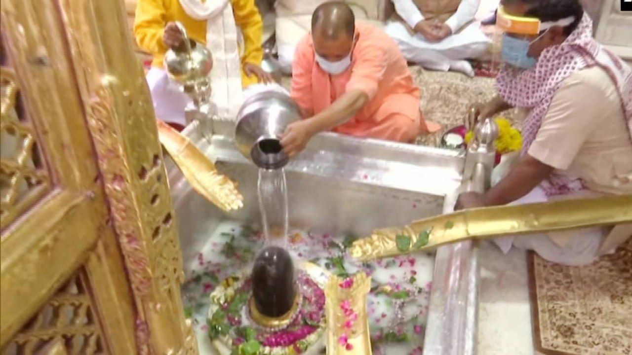 CM Yogi offers prayers at Vishwanath temple in Varanasi