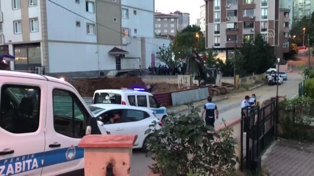 Pendik'te temel kazısı sırasında bir apartmanın bahçe duvarı yıkıldı