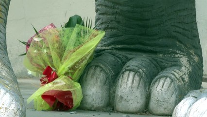 Homem morre preso em estátua de dinossauro na Espanha