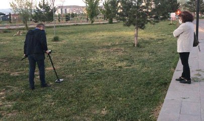 HASTANE BAHÇESİNDE ÇİMLERİN ARASINA DÜŞEN ALYANS DEDEKTÖRLE BULUNDU