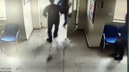 Yemekten zehirlenen 3 sağlık personelinin bayılma anları güvenlik kamerasında - VAN