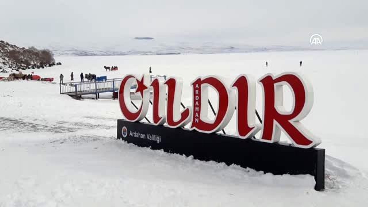 Çıldır Gölü'nü ziyaret edenler atlı kızak keyfi yaşadı