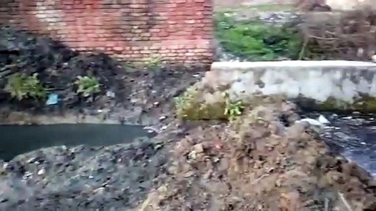 नगर पालिका ठेकेदार ने निकल रहे गंदे पानी का नाला किया बंद बस्ती हुई जलमग्न