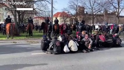 На востоке Германии прошли антифашистские марши
