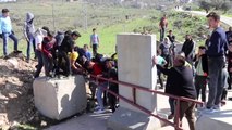 Filistinli gençler İsrail güçlerinin yola kurduğu bariyeri yıktı