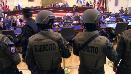 El Salvador, soldati in parlamento per smuovere i lavori dell'Assemblea