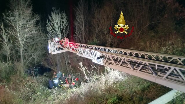 Force (AP) - Precipita con auto in una scarpata, salvato da Vigili del Fuoco (10.02.20)