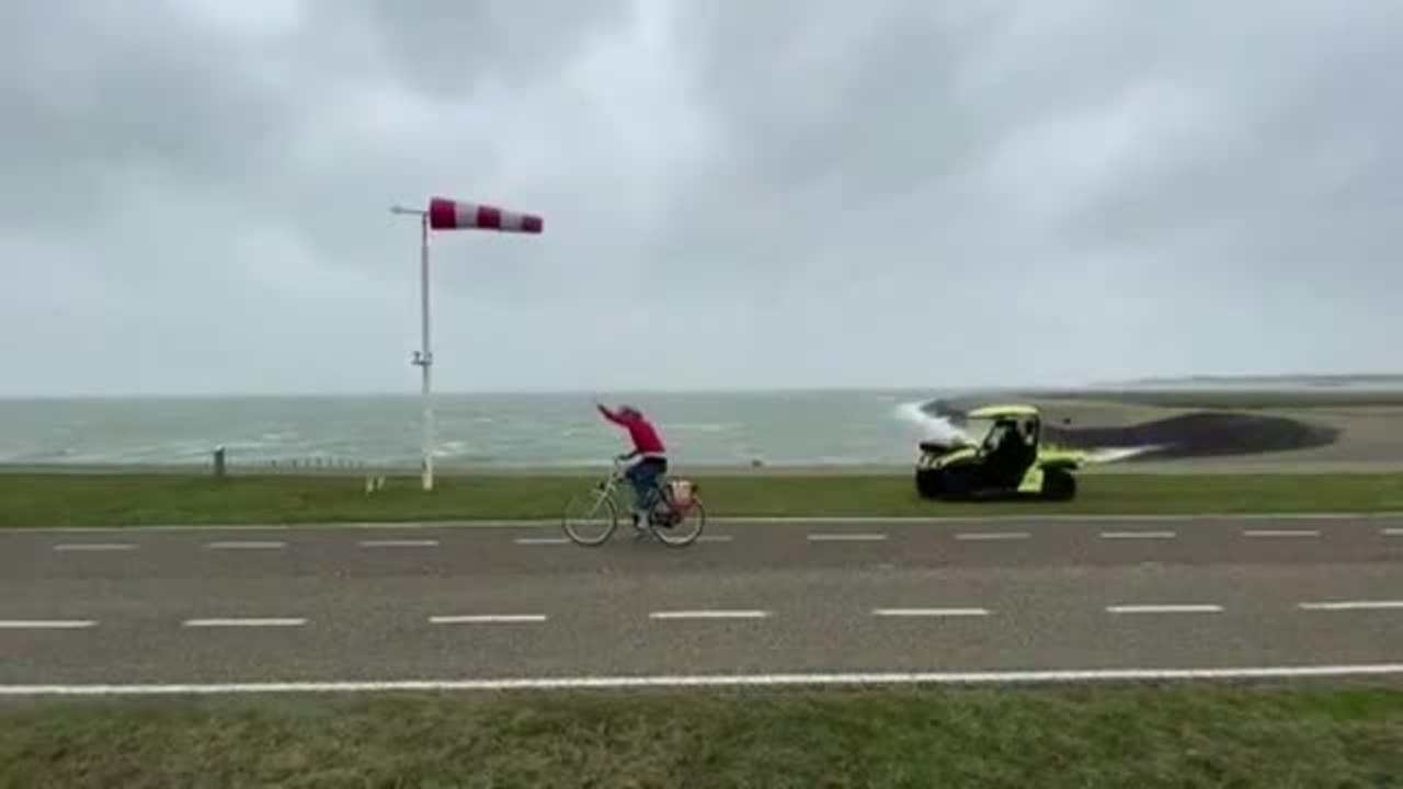 Ciara convierte una carrera ciclista en Holanda en una competición contra los elementos