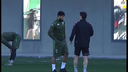 Rubi apoya a Fekir en el entrenamiento bético