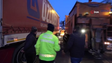 Kayganlaşan yolda 11 aracın karıştığı trafik kazası: 3 yaralı