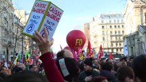 In Francia provano a fare un referendum contro riforma pensioni