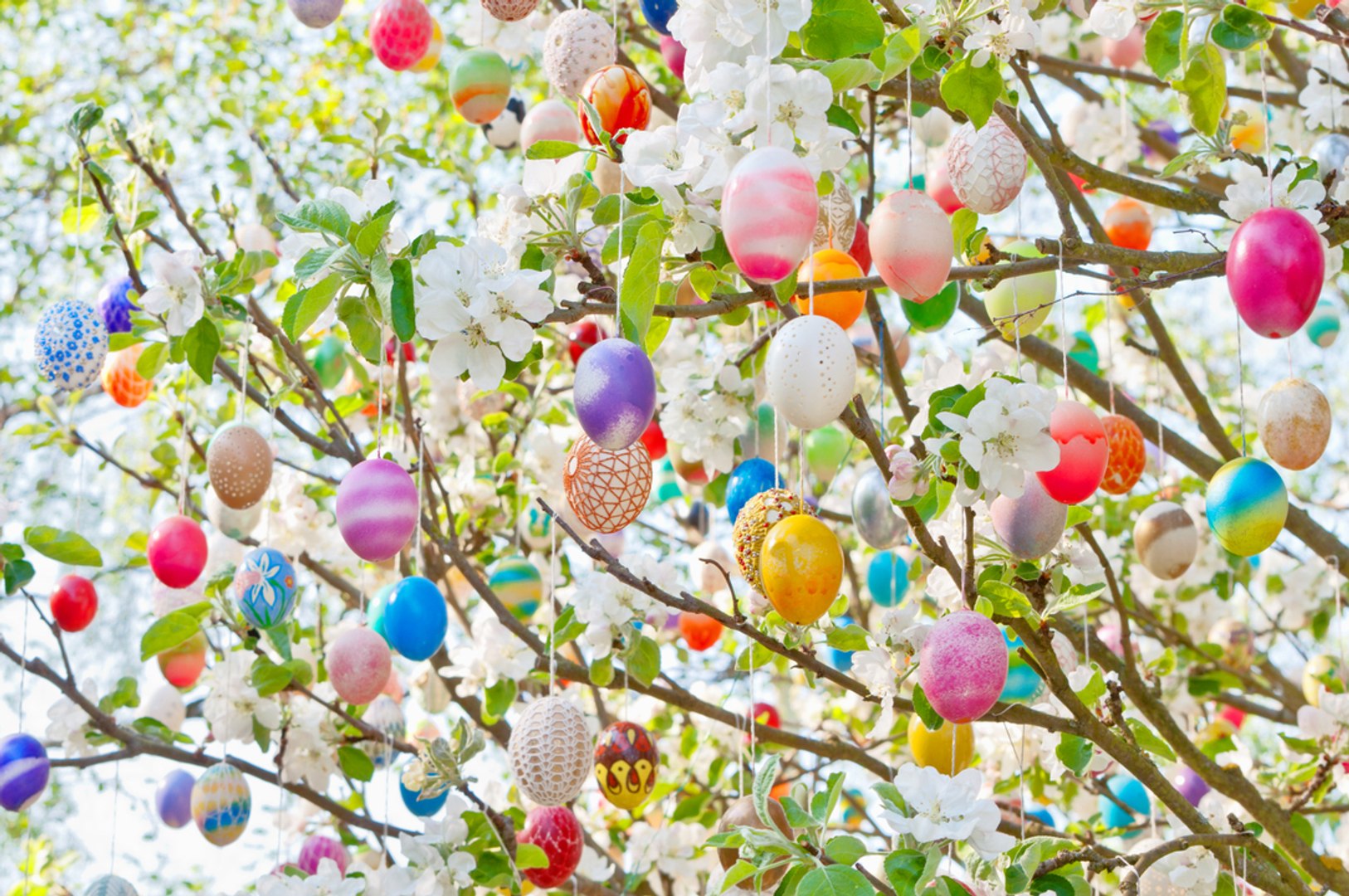 ⁣Easter Trees Are The Hottest Spring Trend: See The Looks We’re Loving