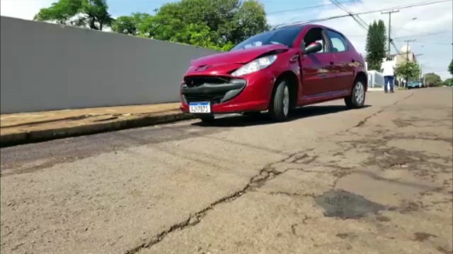 Mulher grávida de 36 semanas fica ferida após colisão entre carros