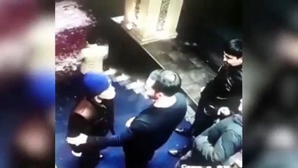 Segurança de discoteca mantém a calma até ao ponto em que é ameaçado com arma branca