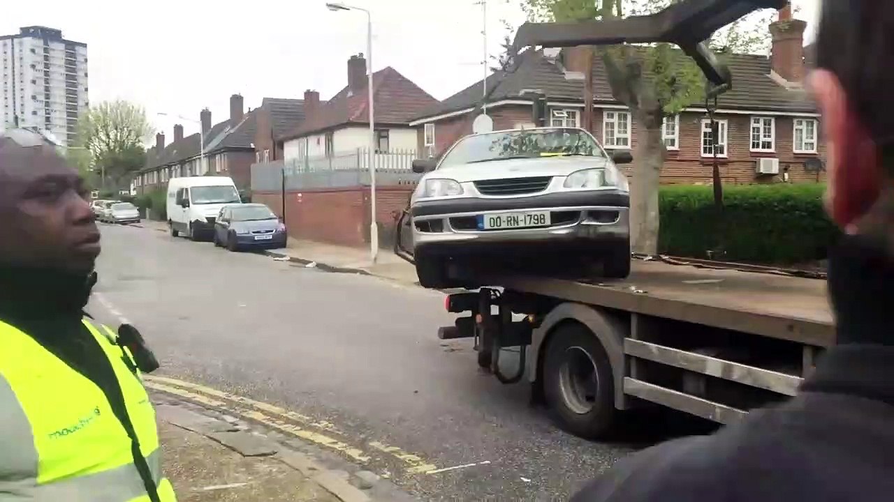 Il est bien décidé à ne pas laisser la fourrière embarquer sa voiture