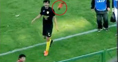 Top toplayıcı çocuk, futbolcunun kramponunu tribüne atınca olanlar oldu