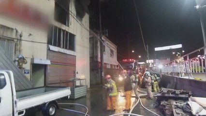 신발공장 화재 2명 부상...'목조 모텔' 화재로 무너져 / YTN