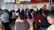 Cancelamento de voo deixa terminal do aeroporto lotado e passageiros indignados