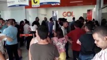 Cancelamento de voo deixa terminal do aeroporto lotado e passageiros indignados