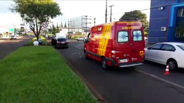 Carro e moto se envolvem em colisão na Avenida Carlos Gomes