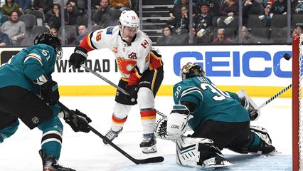 Matthew Tkachuk nets incredible between-the-legs PPG