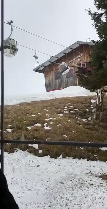 Gondel in Alpbach von Sturm „Sabine' wild umhergewirbelt