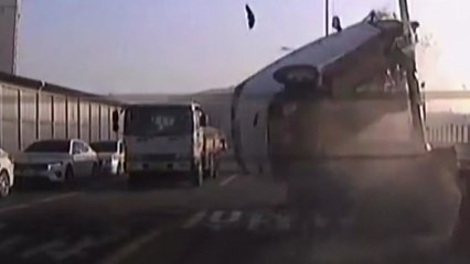 서울 내부순환도로 승용차 중앙분리대 넘어 충돌...큰 피해 없어 / YTN