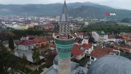 Zamana meydan okuyan bu caminin minaresinde 12 bin parça çini var