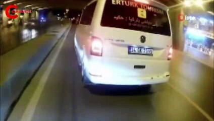 Trafikte terör estiren motosikletli polisin üzerine sürdü