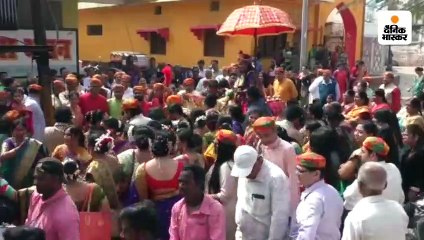 घाेड़े पर सवार होकर शादी का न्योता देने एनआरआई दूल्हे के घर पहुंची दुल्हन, परिजनों के साथ जमकर नाची